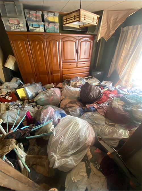 ゴミ屋敷BEFORE：お部屋全体にゴミや生活用品が積み上がったお部屋
